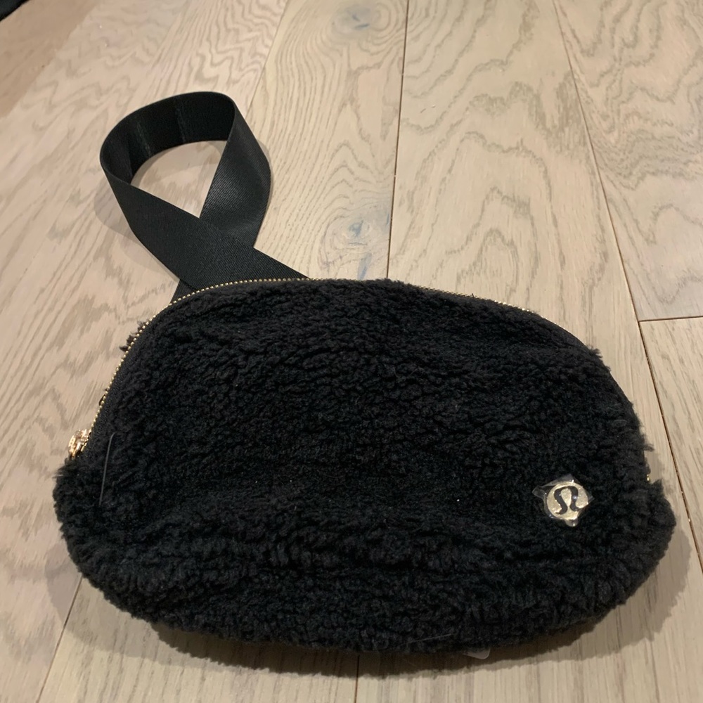 Lulu Lemon “Everywhere Belt Bag Fleece” Fanny pack Black with gold belt